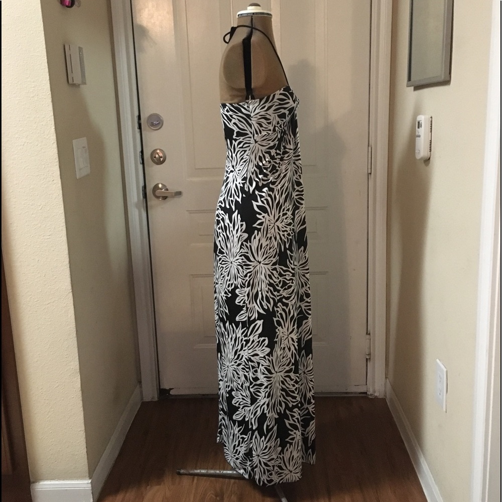 Sexy Black and White Maxi-Dress - Picture 8 of 9